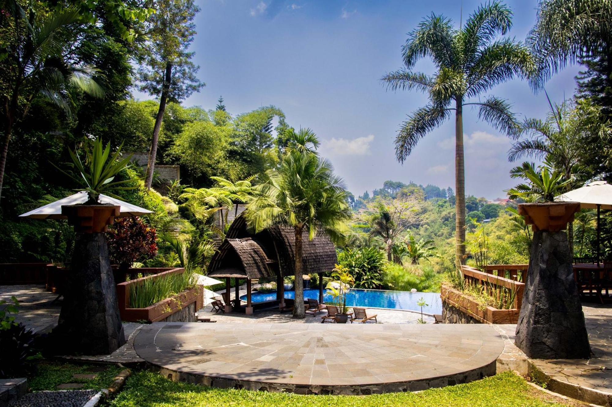 Sangria Resort And Spa Lembang Exterior foto
