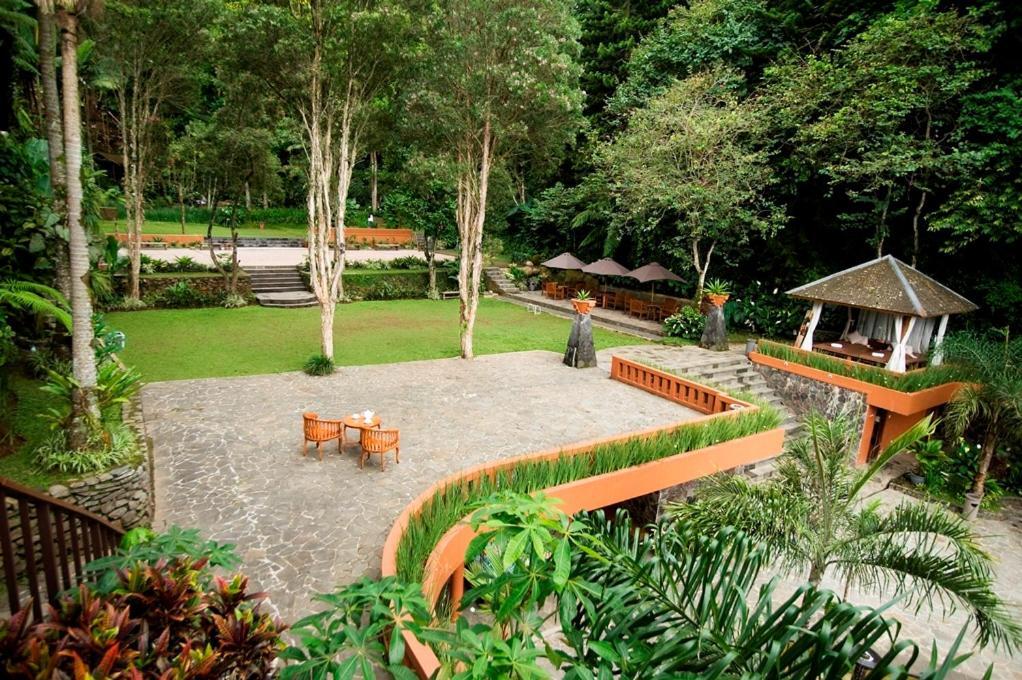Sangria Resort And Spa Lembang Exterior foto