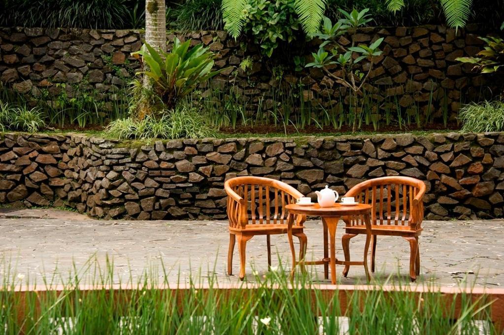 Sangria Resort And Spa Lembang Exterior foto